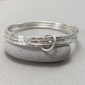 以下が含まれることがあります： 接続リングが付いた、銀製のハンマーで叩かれたバングルブレスレット4点セットです。