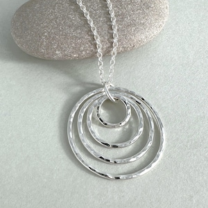 Naszyjnik z kutego srebra próby 925 z wieloma kółkami: minimalistyczny wisiorek