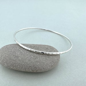 Bracelets en argent sterling martelé, joncs solides, joncs fins, joncs empilables, joncs en argent 2 mm, bracelet en argent, argent martelé