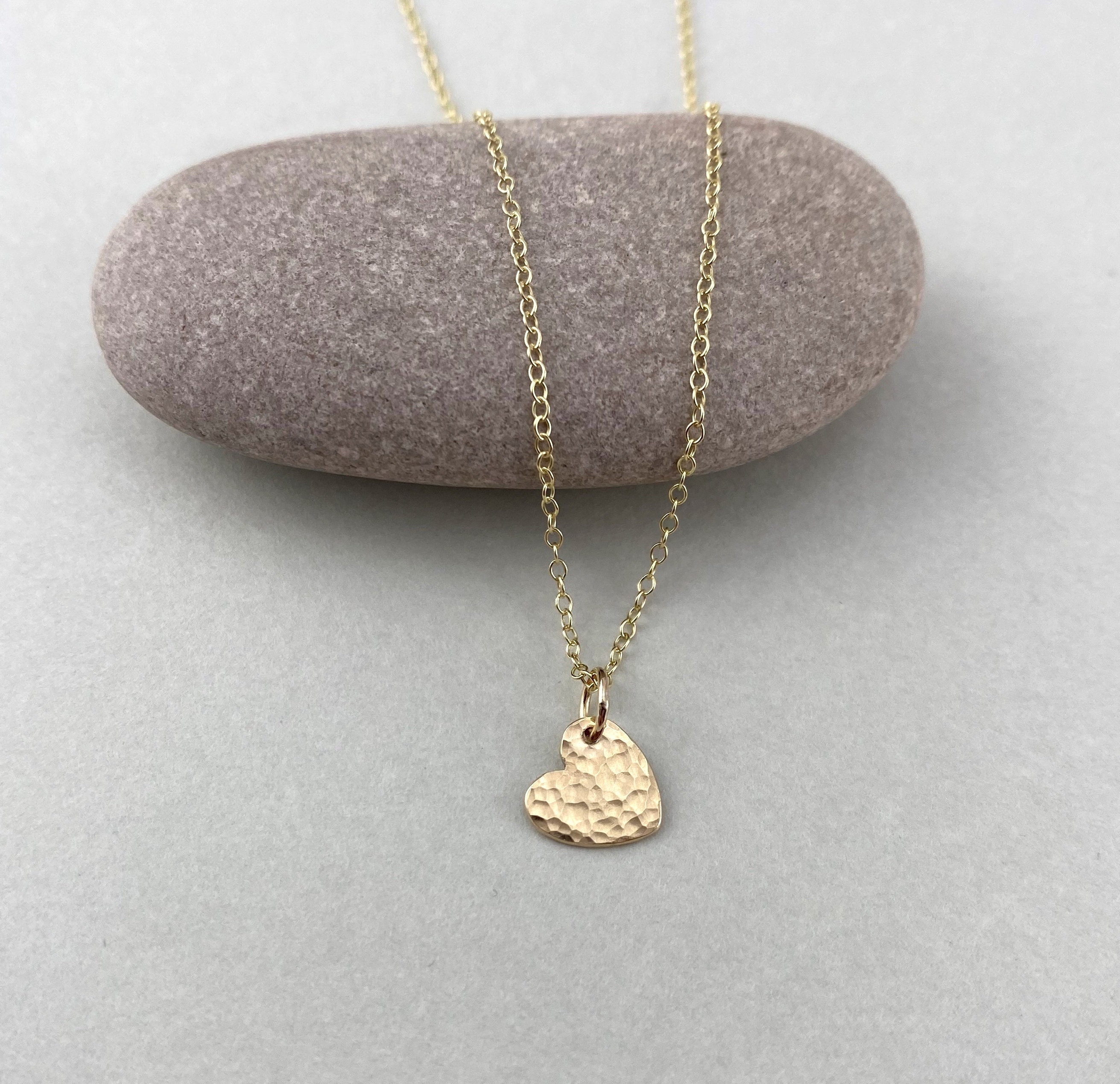 Hammered gold heart necklace deals