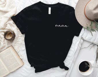 以下が含まれることがあります： 前面に白い筆記体で「mama」と書かれた黒いTシャツ