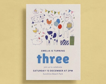 Peut inclure: Une invitation blanche avec une illustration fantaisiste d'animaux de la ferme, de ballons et de confettis. Le texte indique "AMELIA IS TURNING THREE" avec les détails de la fête. La carte est sur un fond jaune clair.