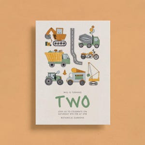 Puede incluir: Una invitación de cumpleaños con un esquema de color verde y amarillo que presenta una variedad de vehículos de construcción. El texto dice "Will cumple dos años. Únase a nosotros para celebrarlo el sábado 8 de febrero a las 3 pm. Jardines Botánicos."