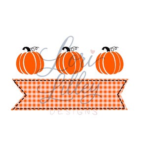 Puede incluir: Un gráfico digital que presenta tres calabazas de color naranja brillante con tallos negros dispuestas en una fila horizontal sobre una pancarta ancha con patrón de cuadros vichy naranja y blanco, borde cosido negro y el texto Lori Lilley Designs.