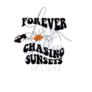 Könnte beinhalten: Ein Grafikdesign mit dem schwarzen Text FOREVER CHASING SUNSETS, einer schwarzen Silhouette eines Geländewagens, der einen Berg hinauffährt, und einer orangefarbenen Sonne mit schwarzen Strahlen hinter den Bergen. Das Wort DESIGNS steht darunter.