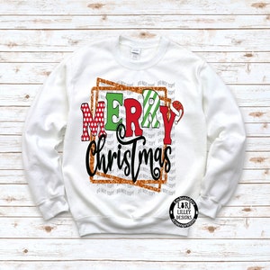 Puede incluir: Sudadera blanca con un marco de purpurina dorada alrededor de las palabras "Merry Christmas" en letras rojas, verdes y negras con lunares y rayas. El texto "Do Not Copy" se repite alrededor del marco.