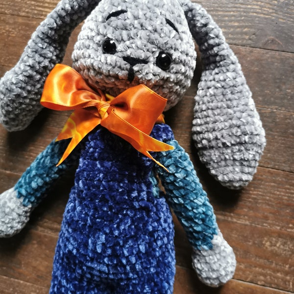 Amigurumi lapin peluche au crochet velvet gris et bleu en salopette