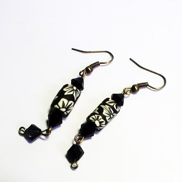 Boucles d'oreilles en fimo noir à fleur écru