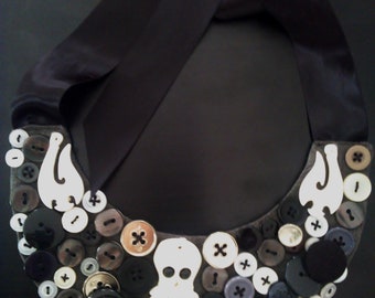 Necklace plastron of skull buttons