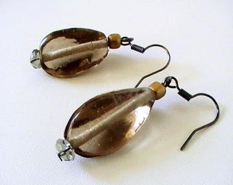 Boucles d'oreilles asymétriques en verre gris translucide