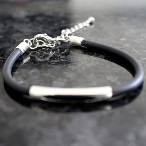 Bracelet noir et argenté, cordon épais en caoutchouc noir et tube argenté