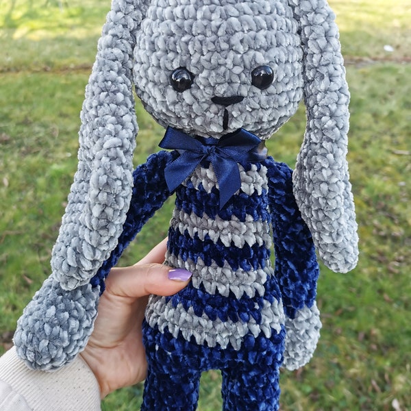 Amigurumi lapin au crochet velvet gris et bleu