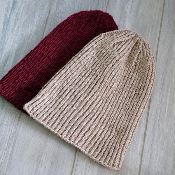 Bonnet à grand revers en acrylique beige ou rouge bordeaux