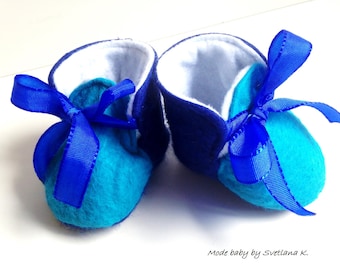Chaussons réversibles bleu et blanc en feutrine pour bébé
