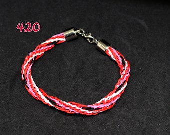 Bracelet tressé en fil de nylon rouge, noir, blanc et rose