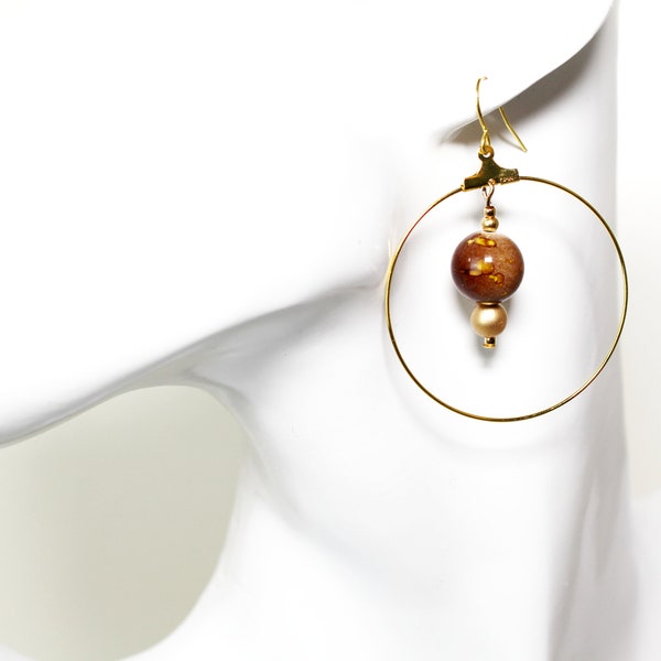 Boucles d'oreilles créoles dorées avec des perles globes marrons