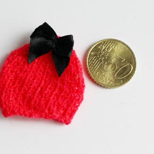 Mini-bonnet pour un bébé en pâte polymère image 1