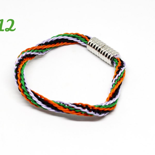 Bracelet tressé en fil de nylon mauve, vert, orange et noir