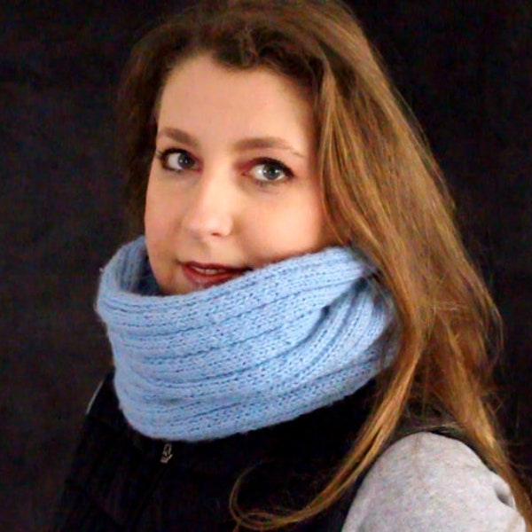 Snood ou tour de cou bleu en laine et acrylique