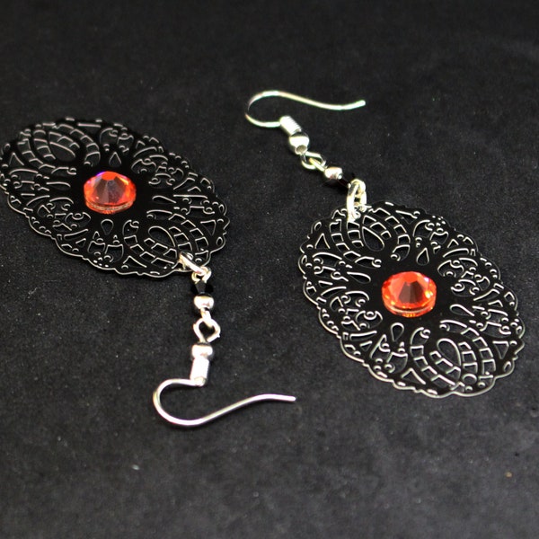 Boucles d'oreilles ajouré noires avec cristaux oranges