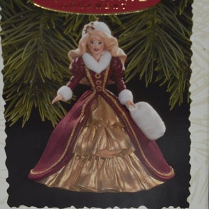 Ornamento de lembrança vintage Hallmark Holiday Barbie - 1996 Esculpido por Patricia Andrews Quarto no feriado BARBIE
