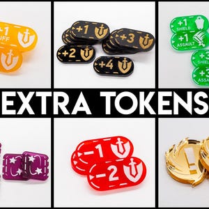 Puede incluir: Una colección de fichas de juego en varios colores, incluyendo amarillo, negro, verde, morado, rojo y dorado. Cada ficha presenta diferentes símbolos y números, con el texto "EXTRA TOKENS".