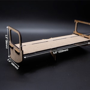 Puede incluir: Un organizador de madera con lados de acrílico transparente, que mide 223 mm de largo, 86 mm de alto y 66 mm de ancho.