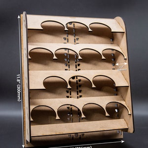 Puede incluir: Estante de pintura de madera con cinco estantes, cada uno con capacidad para seis botes de pintura. El estante mide 30 cm de alto y 23,6 cm de ancho.