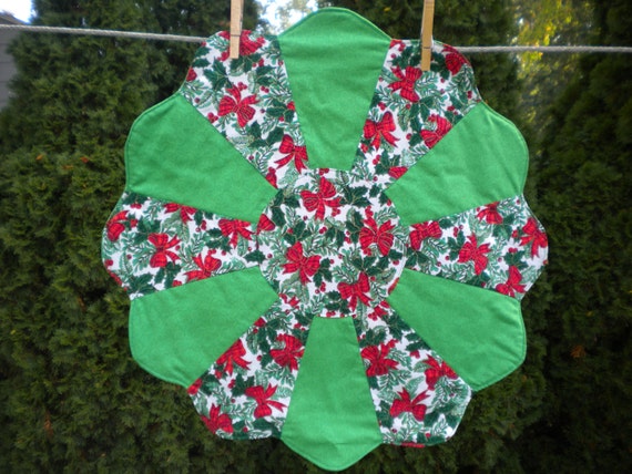 Table Topper - Holly & Red Bows w/ Green Swirls Round Daisy Table Topper - #DT-015