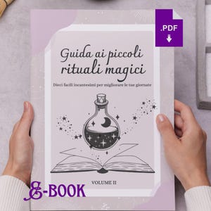 Puede incluir: Portada de libro electrónico digital titulado "Guida ai piccoli rituali magici". El diseño incluye una ilustración de una botella de poción, un libro abierto y estrellas. También se incluye el texto "Dieci facili incantesimi per migliorare le tue giornate". Archivo .PDF.