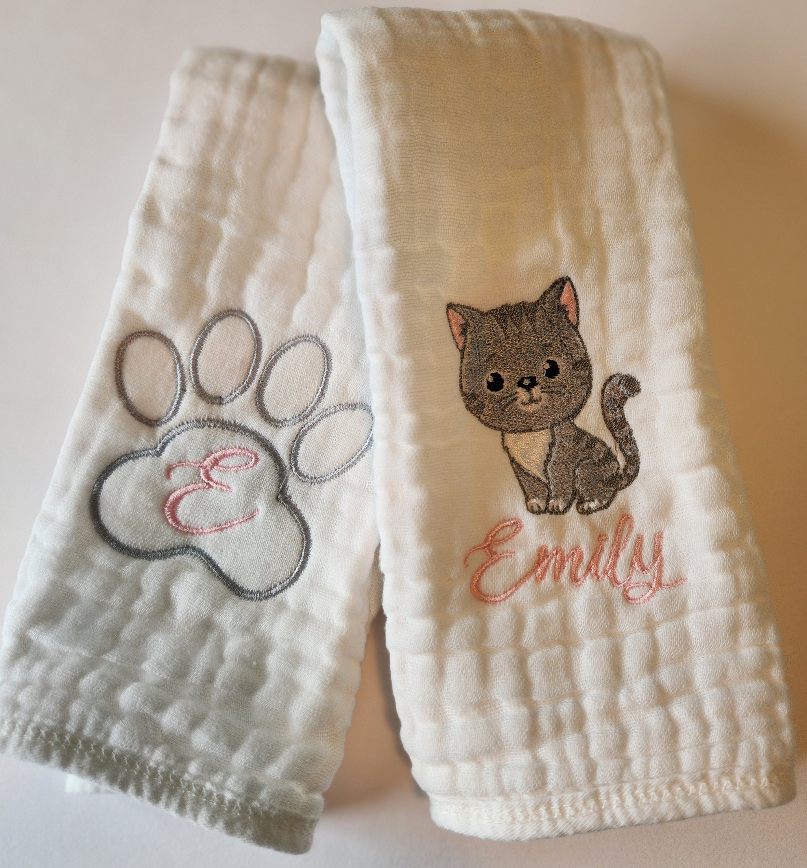 Paños para eructar personalizados con forma de gatito, monograma, bordado, niña, niño, gatito gris, huella de pata con inicial, individual o juego de 2