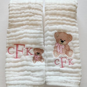 Teddy Bear with Bow Personalized Baby Burp Cloths, 1 or Set of 2, Monogram, Embroidered, Baby Boy/Girl. Bow color can be changed. afbeelding 6