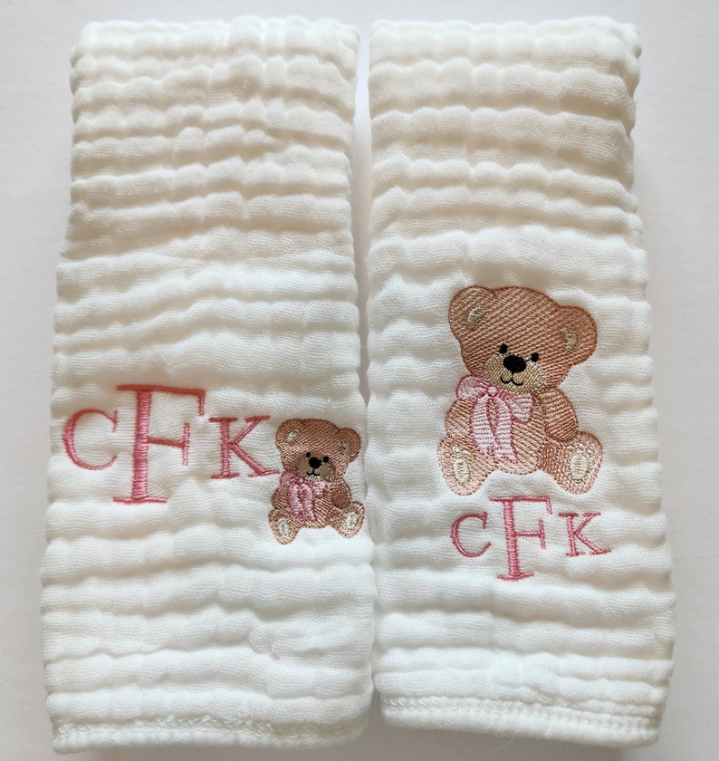 Teddy Bear with Bow Personalized Baby Burp Cloths, 1 or Set of 2, Monogram, Embroidered, Baby Boy/Girl. Bow color can be changed. afbeelding 6