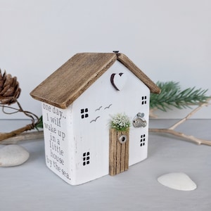 Casa sulla spiaggia in legno, miniatura di cottage in legno galleggiante, ornamento in legno, arte originale DriftwoodSails