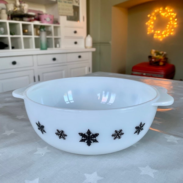 Vintage Pyrex 'Gaiety Snowflake' Mittelgroßer Auflauf mit zwei Griffen