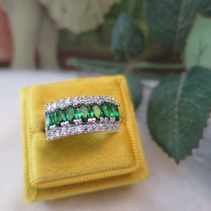 Vintage Jewellery Gold Ring Emerald White Sapphires Art Deco Design size 8 (38)