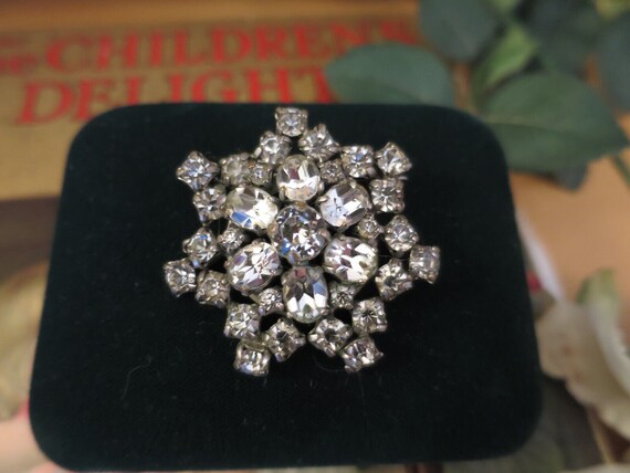 クラスターブローチ Sparkly Vintage Round & Oval Rhinestone Silvertone Cluster
