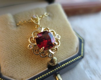 Vintage Art Deco design Jewellery Yellow Gold Garnet crystal Necklace