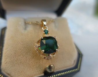 Vintage Art Deco design Yellow Gold Green Emerald Crystal Pendant