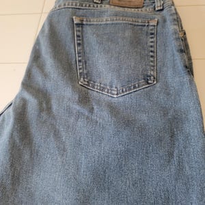 Puede incluir: Vaqueros de mezclilla azul claro con un dise&ntilde;o cl&aacute;sico de cinco bolsillos. Los vaqueros tienen un bolsillo trasero y un parche de cuero con el logotipo de la marca. La mezclilla tiene un aspecto descolorido, lo que sugiere desgaste y lavado.