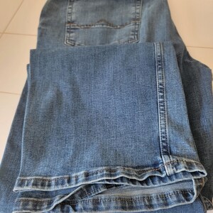 K&ouml;nnte beinhalten: Hellblaue Jeans mit klassischem F&uuml;nf-Taschen-Design. Die Jeans ist gefaltet und zeigt die Ges&auml;&szlig;taschen und den Saum. Der Stoff hat ein leicht verwaschenes Aussehen. Die Jeans ist aus strapazierf&auml;higem Denim-Material. Die gefaltete L&auml;nge betr&auml;gt ca. 76 cm.