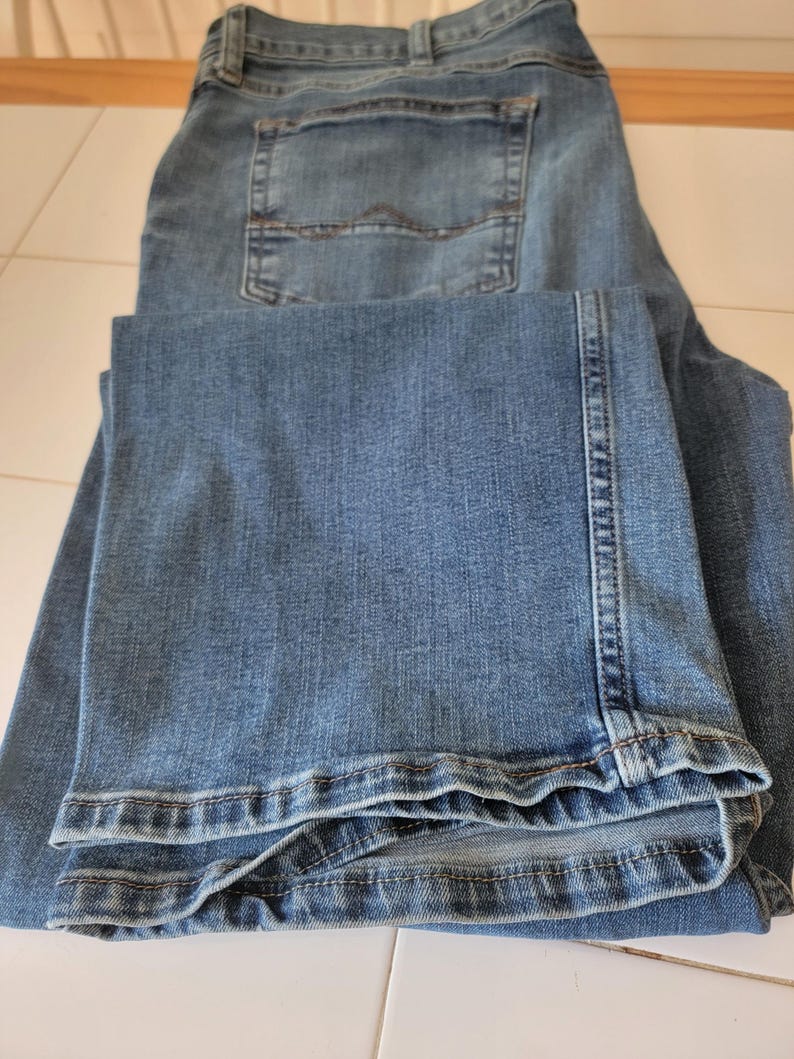 K&ouml;nnte beinhalten: Hellblaue Jeans mit klassischem F&uuml;nf-Taschen-Design. Die Jeans ist gefaltet und zeigt die Ges&auml;&szlig;taschen und den Saum. Der Stoff hat ein leicht verwaschenes Aussehen. Die Jeans ist aus strapazierf&auml;higem Denim-Material. Die gefaltete L&auml;nge betr&auml;gt ca. 76 cm.