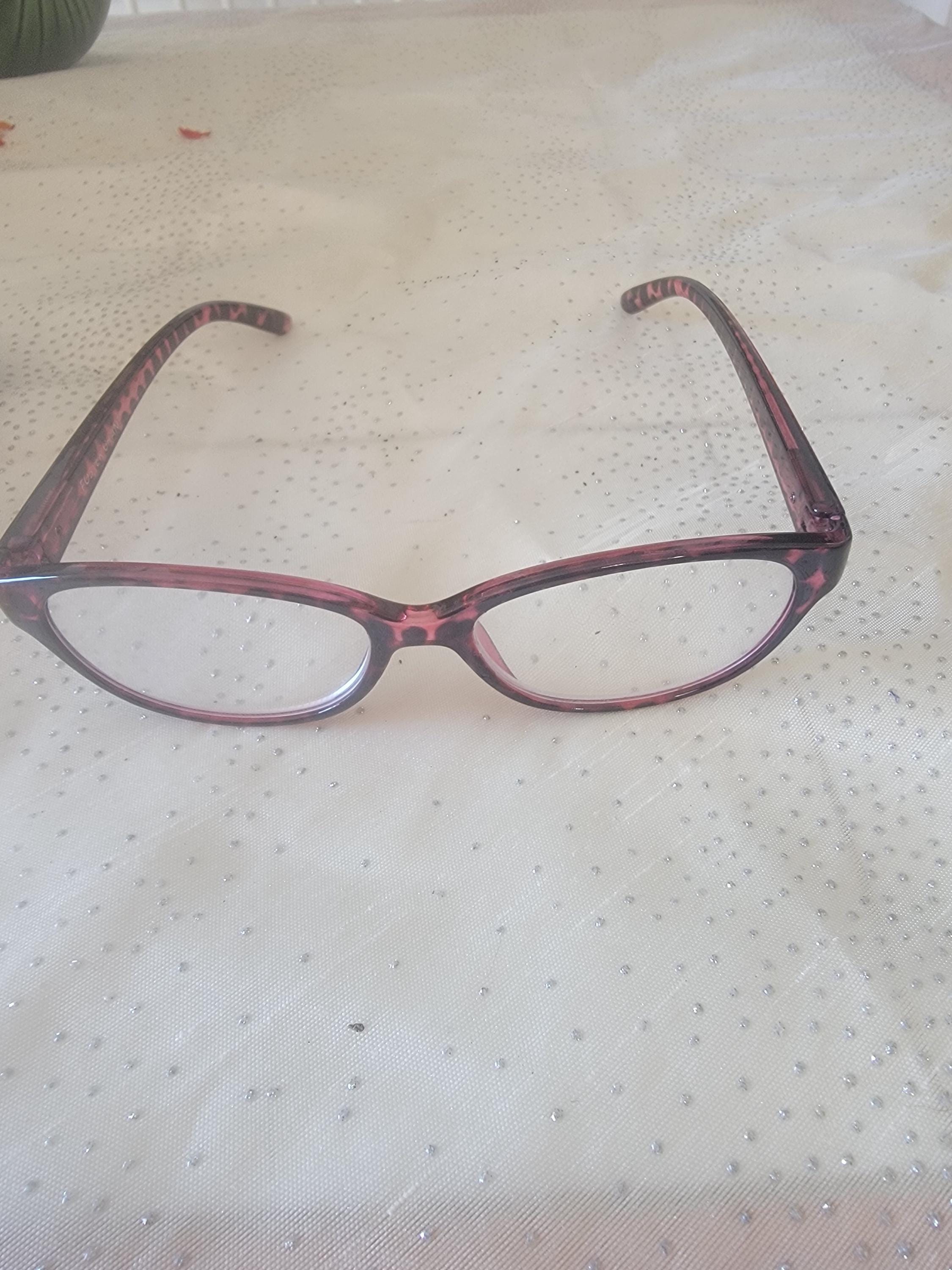Vintage 1970s Foster Grant Gradient Pink/Burgundy Glasses Cat Ears Shaped Amazon.com: Foster Grant Sofia Vergara x Women main image 4