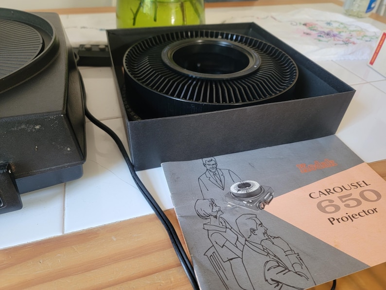 Kodak Carousel 650 Desktop 35mm Slide Projector, Box & Manual - Needs Repair image 4
