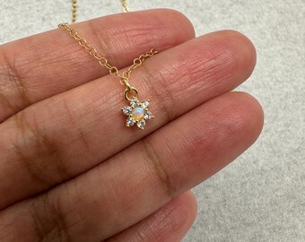 Collier petite fleur d'opale - Pendentif petite fleur chaîne en or 14 carats - Collier délicat d'opale - Collier de fleurs en or - breloque opale-cadeau