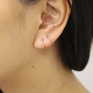 Tiny CZ Huggie Earring-CZ oorringen-Trendy oorbellen-Gouden oorringen-Kubieke zirkonia-Minimalistische oorringen-10 mm Huggies-10 mm hoepels-