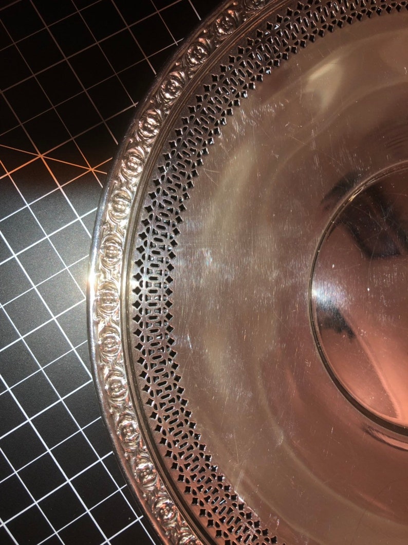 1 Vintage Reed & Barton Raised Edge Round Silver Plate Round Ornate Buffet Vanity Serving