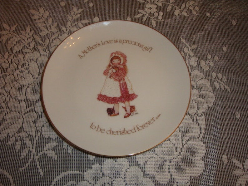 Lasting Memories HOLLY HOBBIE mothers love is a precious gift plate VINTAGE home decor