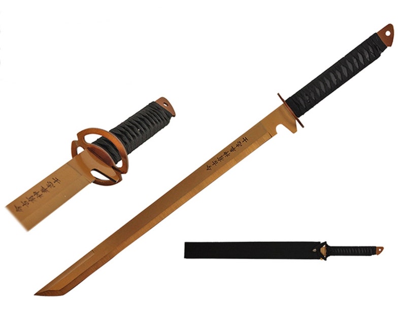 Puede incluir: Una katana de color dorado con mango negro y vaina negra. La hoja tiene caracteres japoneses inscritos.