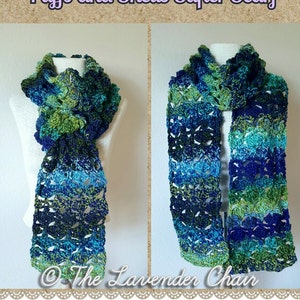 Puede incluir: Una bufanda de crochet azul, verde y morado con un patrón de punto de textura de puff y concha. La bufanda está drapeada sobre un maniquí blanco. El texto "Puffs and Shells Super Scarf" está en la parte superior de la imagen. El texto "The Lavender Chair" está en la parte inferior de la imagen.